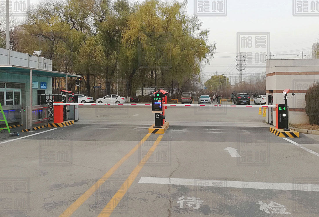 如何利用小区的空地呢？红色物业是啥呢？