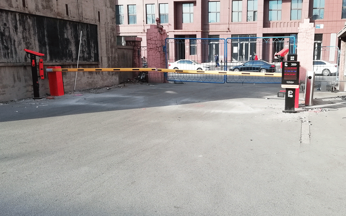 【案例篇】真地全彩屏车牌识别一体机战斗在黑龙江工商学院停车场